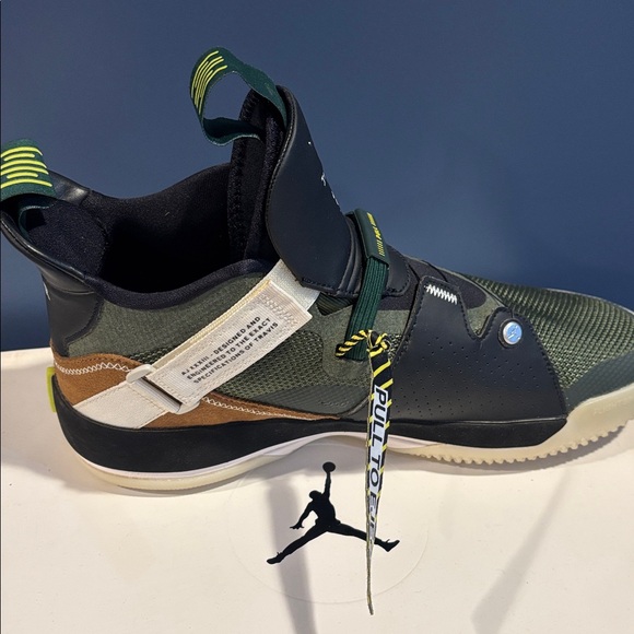 Nike Jordan XXXIII
Travis Scott - Picture 5 of 9